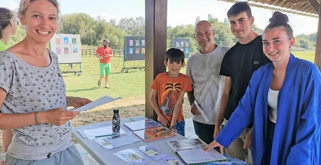 photo  alix (en bleu), son frère charly et leur père, franck, en vacances au mans, ne manquent jamais de venir à la petite plage comme ils l’appellent, de la gèmerie à arnage, pour se baigner et participer aux activités.  &copy;  le maine libre 