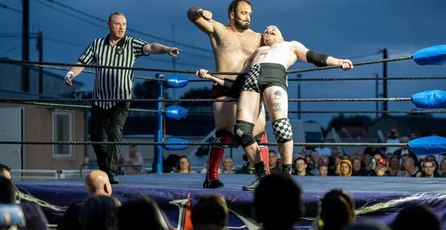 photo  lors d’une soirée de gala à beaumont-sur-sarthe, ce samedi 3 août 2024, le catch a fait son retour devant un public passionné.  &copy;  photo : le maine libre - xavier sarrat 