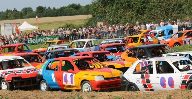 photo  quand le départ est donné, les vingt voitures s’élancent flanc contre flanc dans un tonnerre de moteurs.  &copy;  ouest-france 