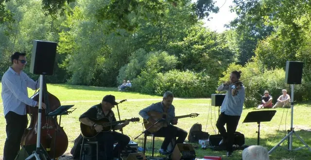 photo  c’est à l’ombre des chênes que le quartet s’est produit.  &copy;  le maine libre 