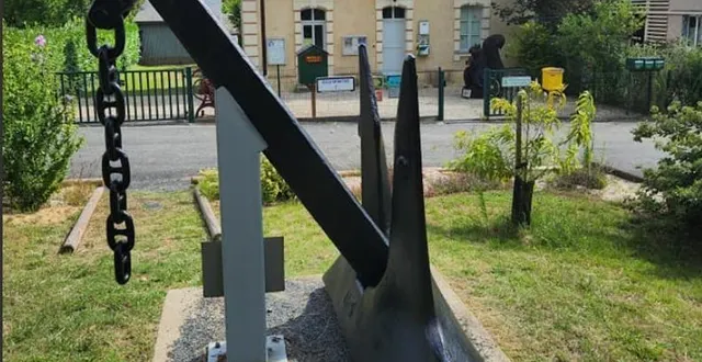 photo  l’ancre a été restaurée, devant la mairie de la plus petite commune du maine-et-loire.  &copy;  mairie 