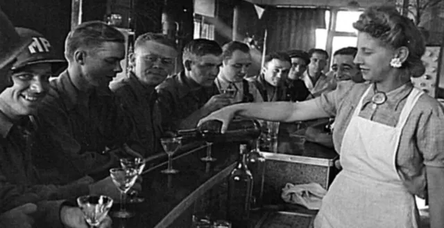 photo  des soldats américains se font servir à boire au bar américain (aujourd’hui détruit), rue gambetta, après la libération du mans (sarthe), en août 1944.  &copy;  collection privée 