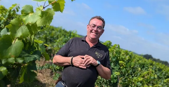 photo  françois geffard dirige, avec sa femme clara, l’exploitation la petite croix à bellevigne-en-layon.  &copy;  ouest-france 