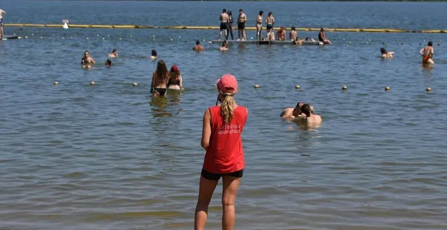 photo  un espace de baignade gratuit est aménagé tout l’été au lac de maine.  &copy;  archives co – josselin clair 