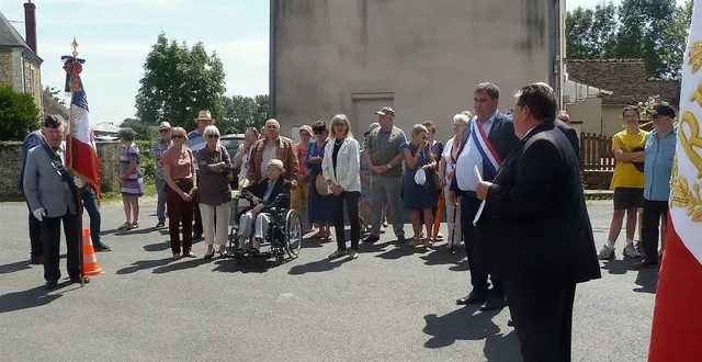 photo  ginette santerre, fille de rené brouard, au centre, entourée de sa famille, du public et de plusieurs personnalités, assiste à la cérémonie d’hommage aux tués du 4 août 1944.  &copy;  ouest-france. 