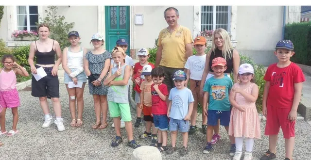 photo  chant de la marseillaise devant la mairie.  &copy;  le maine libre 