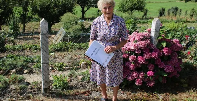 photo  marie-thérèse devant son jardin à la ferme de la digeonnerie, raconte les souvenirs de son enfance.  &copy;  le maine libre 