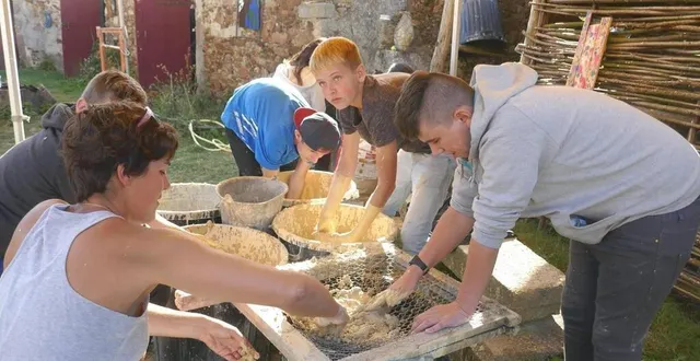 photo  adultes et enfants seront associés pour l’animation dédiée au torchis.  &copy;  photo archives le maine libre 