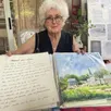 photo josy here et les épreuves de son livre, alliant textes et peintures sur le village de mareil.