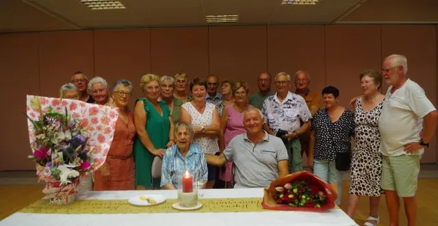 photo  les membres du conseil d’administration du club, d’aujourd’hui et le précédent, ont entouré léa coulée, nouvelle centenaire.  &copy;  le maine libre 