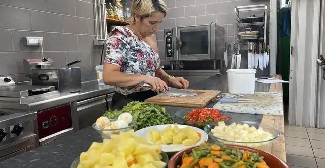 photo  claudia soares en pleine préparation de sa salada russa dans son restaurant o farol de flers (orne).  &copy;  ouest-france 