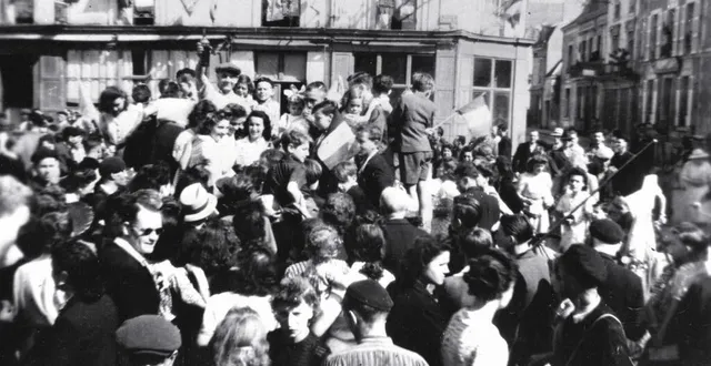 photo  comme partout en france, des scènes de liesse ont accompagné l’arrivée des forces alliées à la flèche (ici place henri-iv).  &copy;  collection de daniel potron 