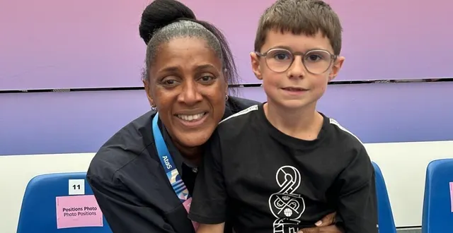 photo  la famille le guern de rouillon (sarthe) a eu « le plaisir d’assister tout le week-end des 26, 27 et 28 juillet à différentes épreuves des jo (tennis de table, gymnastique et escrime) ». et d’ajouter : « l’image de notre fils timéo sur les genoux de la dernière porteuse de la flamme et l’athlète française la plus titrée marie-josé pérec reste un moment inoubliable »  &copy;  photo famille le guern 