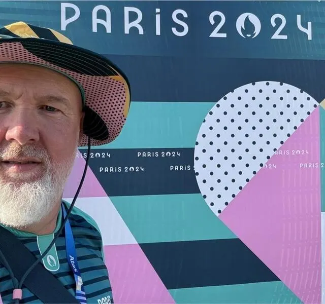 photo samuel derrien (qui vit à saint-jean-de-linières, près d’angers, est sourd et s’exprime en langue des signes. il a été bénévole aux jo de paris, à nantes, pour le football féminin et masculin. \\
