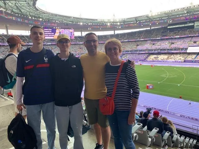 photo la mancelle nathalie radé et sa famille sont allées au stade de france le 3 août pour suivre l’athlétisme et notamment les qualifications du lancer du marteau féminin  ©  photo nathalie radé