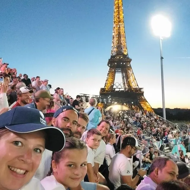 photo du premier plan à l’arrière-plan, léa, lise, antoine, julien, simon et charline, du mans et de parigné-l’évêque (sarthe) sur le site du beach-volley, près de la tour eiffel (dimanche 28 juillet soir). « un site incroyable avec une ambiance exceptionnelle ».  ©  photo antoine bordennec