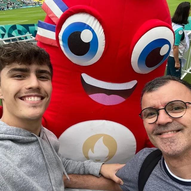 photo pascal gervaise et son fils aîné tom (de montbizot dans la sarthe) ont assisté à un match de football à la beaujoire à nantes. ils ont fait un selfie avec la mascotte des jo et assisteront une autre rencontre cette fois au parc des princes à paris.  ©  photo pascal gervaise