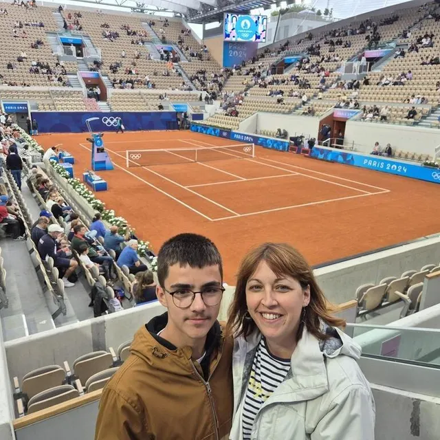 photo mélanie gervaise et son fils (de montbizot dans la sarthe) ont vécu une journée d’épreuves de tennis des jeux olympiques paris 2024, samedi 27 juillet au stade de roland-garros sur le court suzanne lenglen. ils y ont vu notamment les matches de carlos alcaraz et de caroline garcia.  ©  photo mélanie gervaise