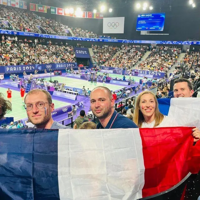 photo les badistes de spay, en sarthe, amélie, antoine, florian, mickaël et charlie, ont assisté au badminton pour soutenir les français samedi 27 juillet mais aussi au volley et au hand. « c’était incroyable ! nous étions en carré supporter pour le hand. trois sports dans une journée, que du bonheur ! »  ©  photo des badistes de spay (sarthe)
