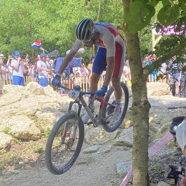 photo lucie bardet, de cherré, dans le maine-et-loire, a photographié le vice-champion olympique du vtt victor koretzky en pleine course lundi 29 juillet à elancourt (région parisienne).  ©  photo lucie bardet