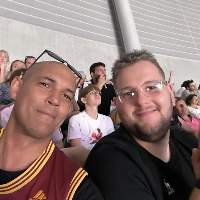 photo benjamin rousseau, de mulsanne (sarthe), et un ami lors du match serbie-usa en basket au stade pierre-mauroy de lille.  ©  photo benjamin rousseau