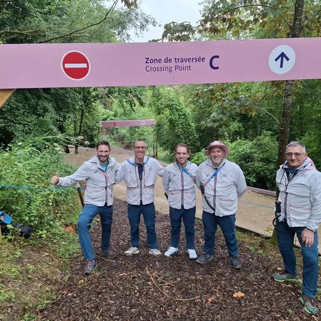 photo laurent bailly, de saint-mars-d’outillé, dans la sarthe, (2e en partant de la droite) revient d’une semaine de bénévolat aux jo de paris sur le site du vtt à elancourt (yvelines)  ©  photo laurent bailly