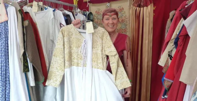 photo  chantal antoine a présenté 250 robes au marché médiéval.  &copy;  ouest-france 