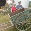 photo  huguette (80 ans) et reynald (81 ans), devant une petite charrette datant des années 1920. 