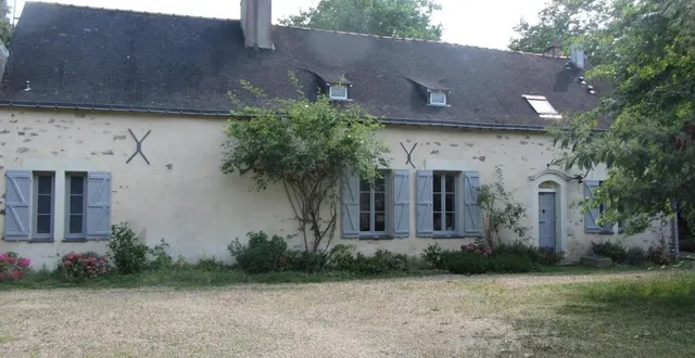 photo  le relais de la touche-aux-ânes sur l’ancienne route de candé a gardé sa belle façade et l’arc surbaissé de sa porte d’entrée.  &copy;  co 