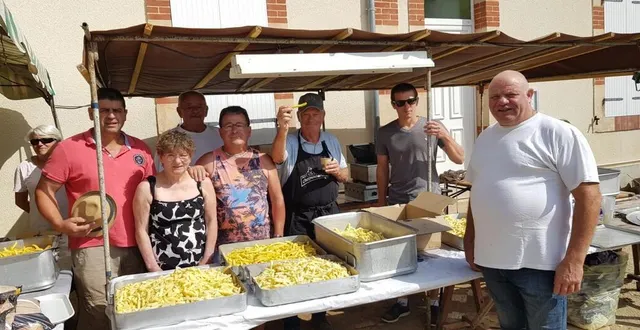 photo  le président stéphane moriceau aux côtés de l’équipe du comité des fêtes, en pleine préparation des frites.  &copy;  le maine libre 