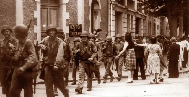 photo  les américains sont au mans. ici, boulevard de la république, aujourd’hui l’avenue… de la libération.  &copy;  collection denise martin 