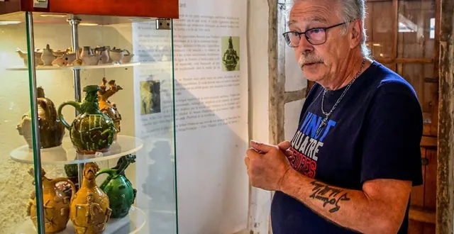 photo  à prévelles, c’est le maire roland marcotte qui fait visiter la maison du potier.  &copy;  photo le maine libre – yvon loué 