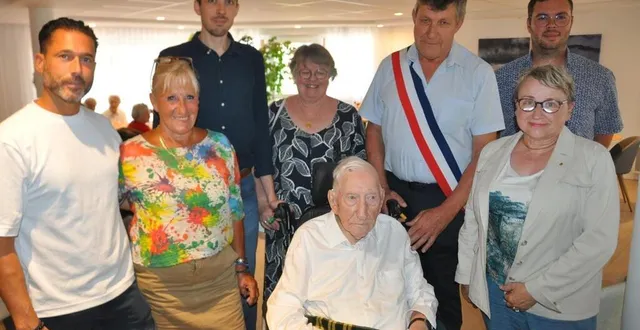 photo  pierre vilars entouré par plusieurs membres de sa famille, dont sa fille marie-gabrielle, son fils, antoine, ceint de son écharpe de maire, et trois de ses petits-fils, guillaume, corentin et timothée.  &copy;  ouest-france 