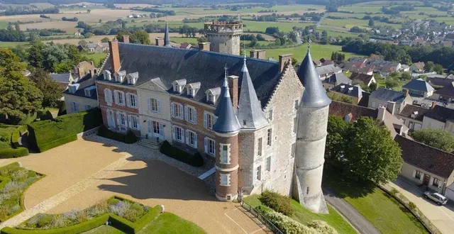 photo  la façade côté jardin vue du ciel.  &copy;  château de montmirail 