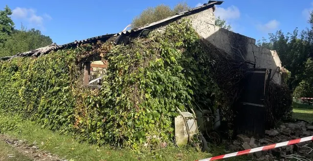 photo  il ne reste pas grand chose de l'atelier de sophie arthus guérin qui est parti en fumée mardi 6 août 2024  &copy;  ouest-france 