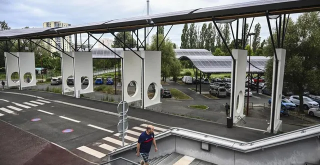 photo  depuis 2023, le centre aquatique des atlantides s’est doté de générateurs photovoltaïques.  &copy;  le maine libre – denis lambert 