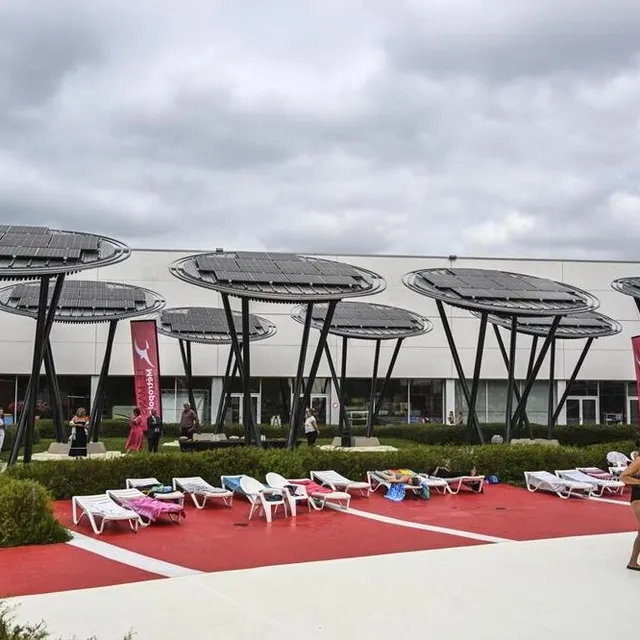 photo les parasols se trouvant à l’extérieur de l’espace aquatique.  ©  le maine libre – denis lambert