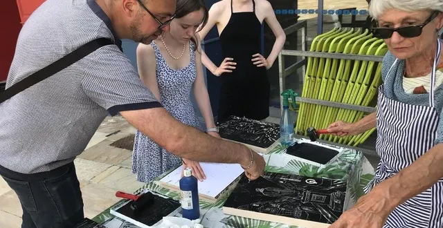 photo  l’atelier grav’loir permet à des personnes non initiées aux arts de pratique la gravure en s’inspirant de paysages locaux, comme ici ce jeudi 1er août 2024 place henri-iv à la flèche.  &copy;  le maine libre 