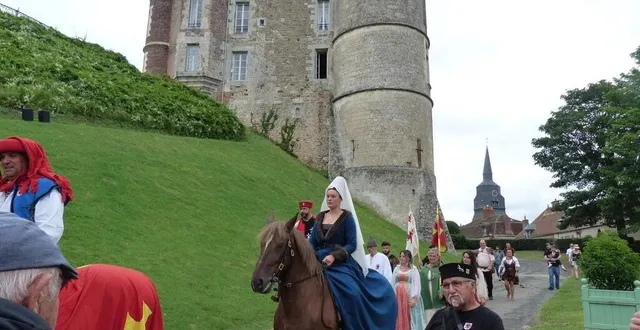 photo  aliénor, de la troupe du griffon rouge sort du château de montmirail pour le défilé. montmirail retrouve ses habits d’antan.  &copy;  ouest-france 