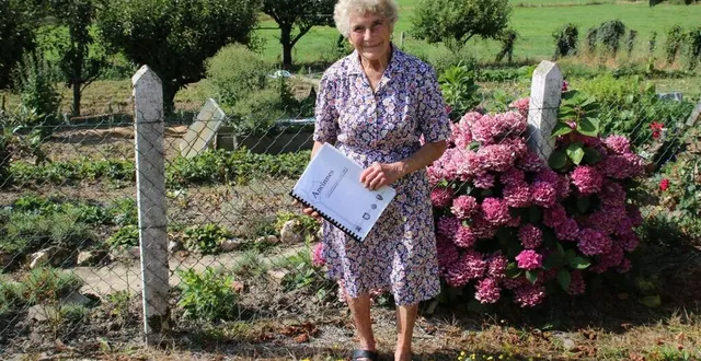 photo  cahier en main, marie-thérèse hermenault, devant son jardin à la ferme de la digeonnerie.  &copy;  ouest-france 