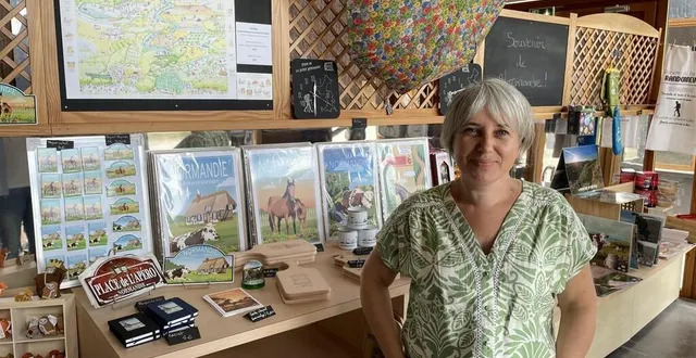 photo  véronique sauques, responsable de la boutique de l’office de tourisme montagnes de normandie à la roche d’oëtre, dans l’orne, propose des nouveaux objets chaque année.  &copy;  ouest-france 