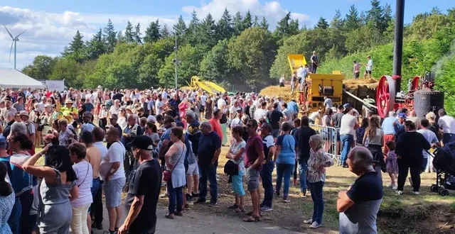 photo  la batteuse et sa locomotive à vapeur sont toujours présentées lors de la fête des battages.  &copy;  ouest-france 