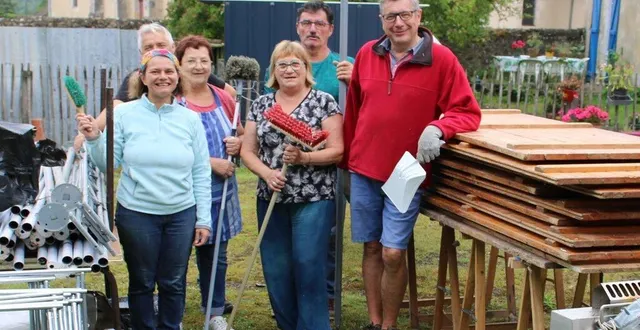 photo  marc moreuil (à droite) et son équipe, à la tâche pour la mise en place de l’exposition de maquettes miniatures.  &copy;  ouest-france 