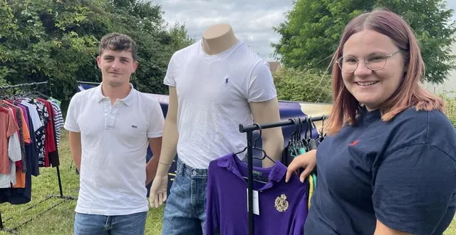 photo  sceaux-sur-huisne, 6 août 2024. dylan thuant et sa belle-sœur jessica crosnier proposent des vêtements de seconde main de marque à des prix imbattables.  &copy;  le maine libre 