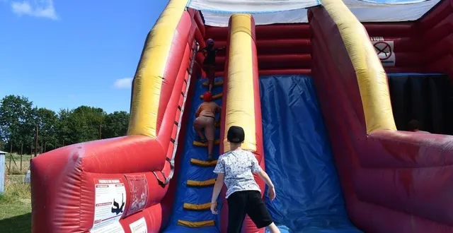 photo  un peu d’escalade et chacun pourra se laisser tomber dans le château gonflable du parc de loisirs de damigny (orne).  &copy;  ouest-france 