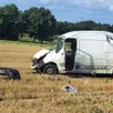 photo  le fourgon a quitté la route et s’est retrouvé au milieu d’un champ de chaume. son chauffeur a quitté les lieux rapidement, vraisemblablement blessé. 