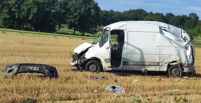 photo  le fourgon a quitté la route et s’est retrouvé au milieu d’un champ de chaume. son chauffeur a quitté les lieux rapidement, vraisemblablement blessé.  &copy;  ouest-france 