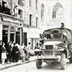 photo le passage d’un convoi armé de la 2e db salué par le maire chesneau le 12 août 1944, à alençon (orne).