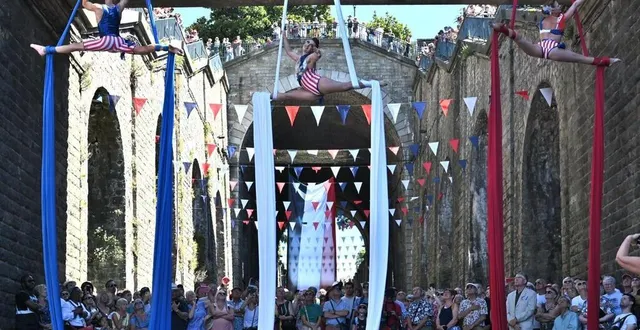photo  point phare de cette journée de festivités autour de la libération, trois artistes mettent en avant les couleurs du drapeau français au bas du tunnel des jacobins au mans.  &copy;  photo : le maine libre - denis lambert 
