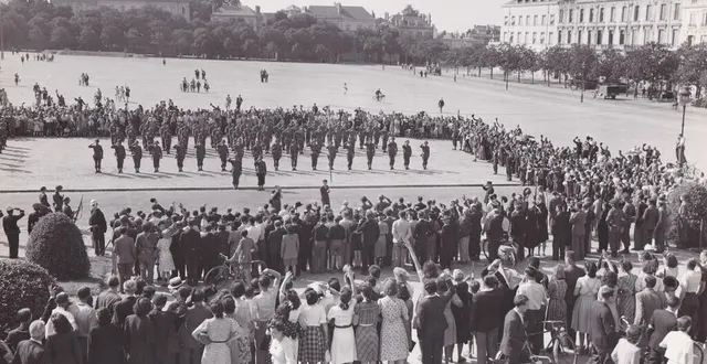 photo  la cérémonie de remise de décoration du 11 août attire beaucoup de monde, place du champ-de-mars (qui deviendra la place leclerc), à angers.  &copy;  michel letertre, tous droits réservés 